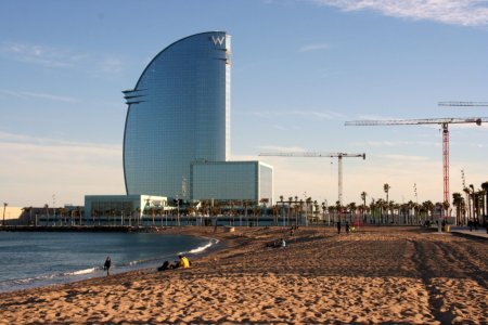 Een strand en sjiek hotel bij Port Vell